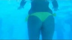 Kamera bawah air: wanita seksi dengan pantat yang hebat