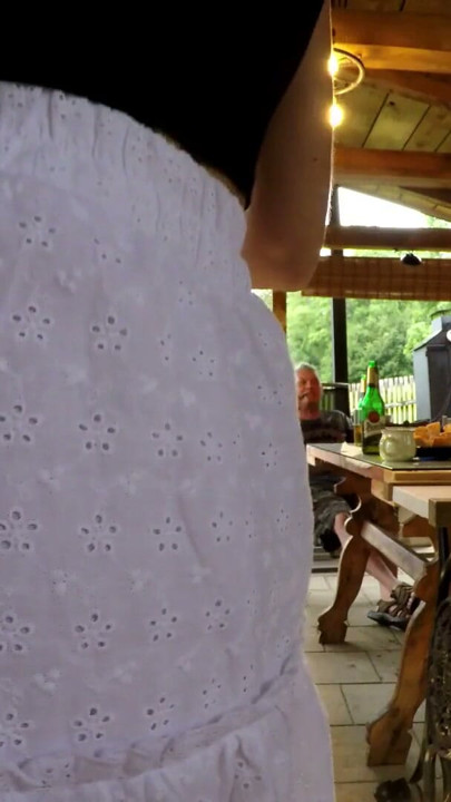 Filles sexy et chaudes à la chatte serrée faisant la fête en extérieur dans le jardin, sans culotte et avec des strings sous des minijupes et… | Clip 1