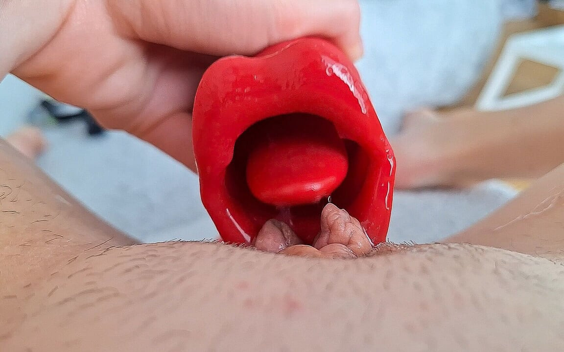 En primer plano - solo de chica se corre duro usando vibrador con labios en movimiento y lengua - programador esposa