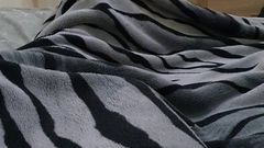 ジューシーなイスラム教徒がボーイフレンドと毛布の下でアナルセックス