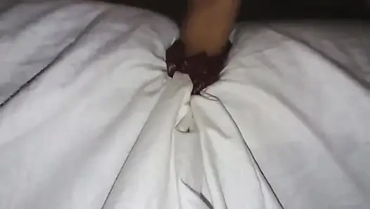 Deri amcığın içine yüksek sesle boşalıyor