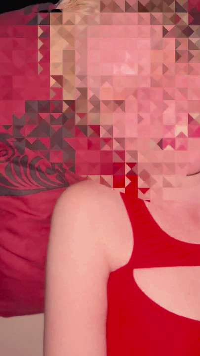 Istri sange dengan gaun merah dan suaminya yang alim lagi asik muasin memeknya pakai dildo ukuran XL