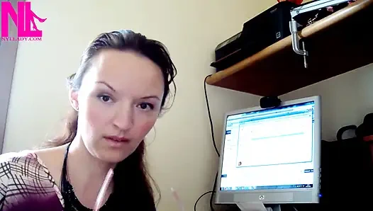 Penyadapan di sandal berwarna cream