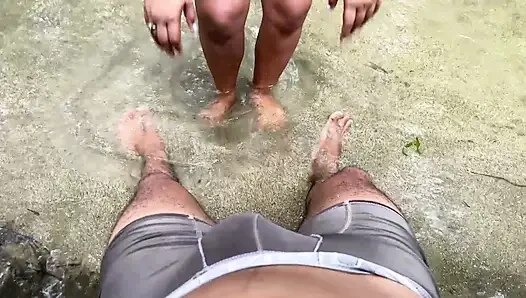 Der Freund hat sie nicht gefickt und die Schlampe suchte Vergnügen mit einem Fremden in einem Fluss