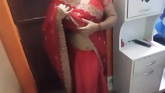 Schönes indisches bhabhi, das romantisch hat