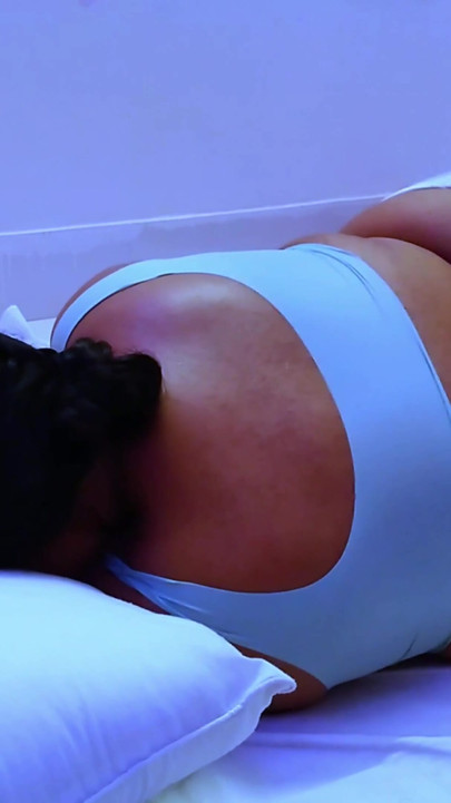 Emotionaler moment von "Pov: Mein heißes Nachtbett-video für meinen neuen ex-freund - Geheimes video"