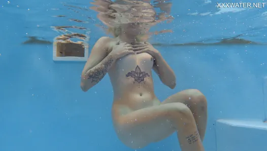 Mimi Cica – hottest babe shows naked body underwater