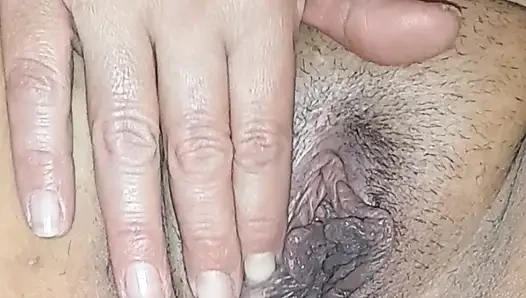 Roma Eşinin Ev Yapımı Seks Videosu – Sabah Tüylü Vajina Yatak Odasına Yakın Gösteri, Genişleme ve Parmaklarla Hareket Ediyor