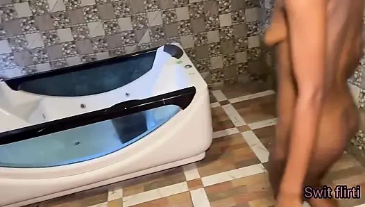 Si cewek nakal dengan tubuh langsing ini dientot habis-habisan sama kontol besar abang tirinya di jacuzzi