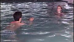 Schöne schöne junge Schwimmerin bekommt ihren Arsch hart am Pool gefickt
