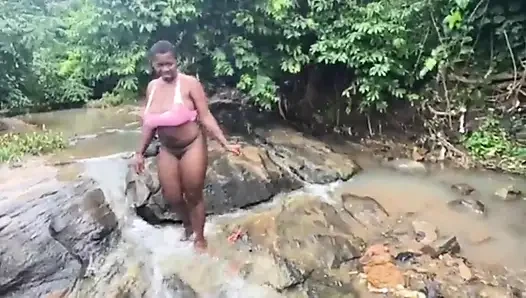 Kami pergi ke sungai dan melakukan seks yang lembut