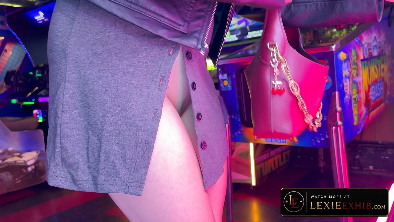 Pagpapakita ng puke sa arcade na nauwi sa pagpapasok ng daliri sa photo booth
