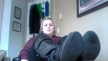 BBW with beautiful feet at work