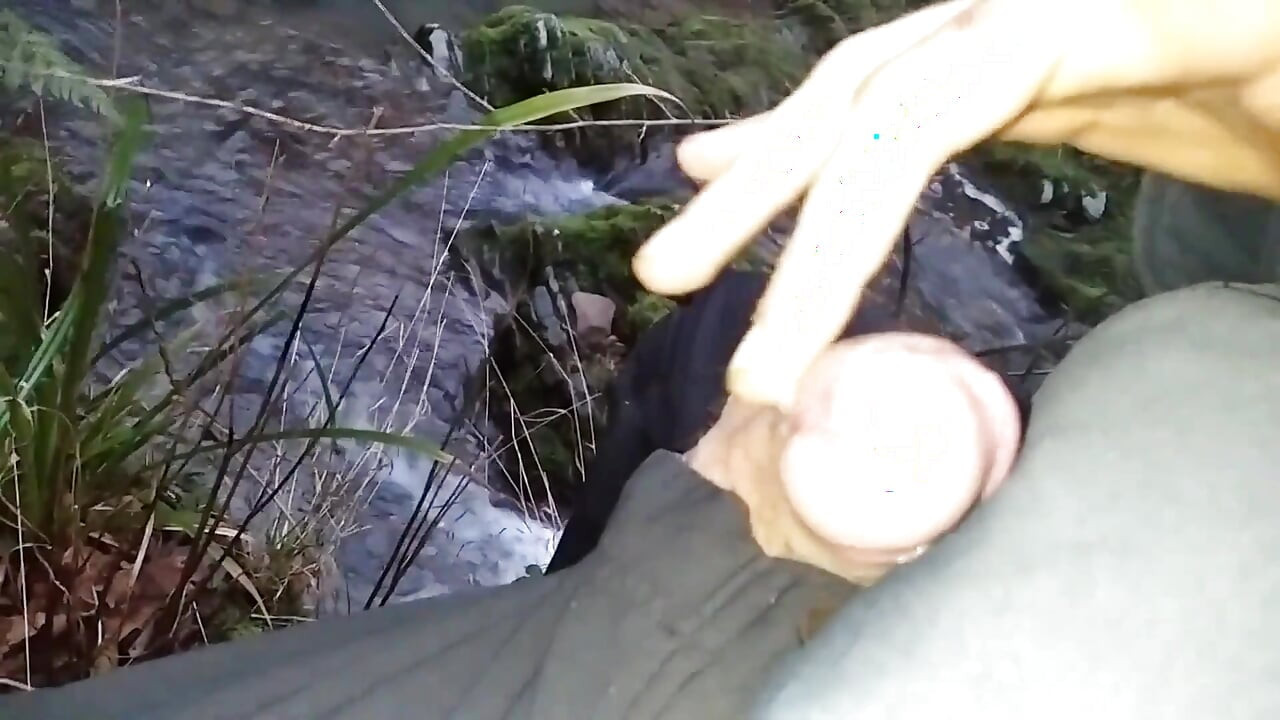 Ngocok kontol enak di sungai, kamu mau nyepong kontolku nggak? Serahkan padaku di kolom komentar!