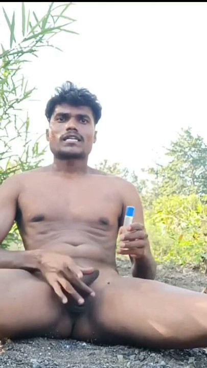Ao ar livre nadi kinare beth ke jordimani lond hilane loga | Clipe 2