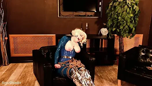 За кулисами от БДСМ-процесса бондажа с веревкой, мастурбация Shibari в латексе