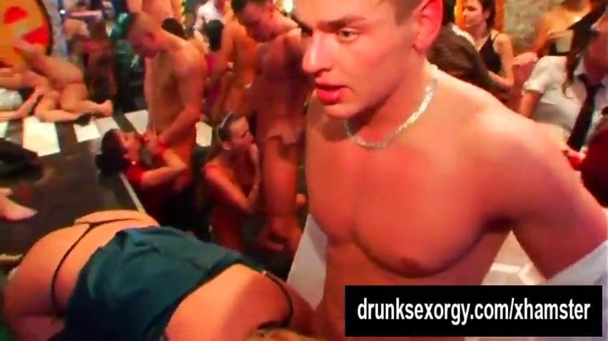 Sexy babe gets facialized in club