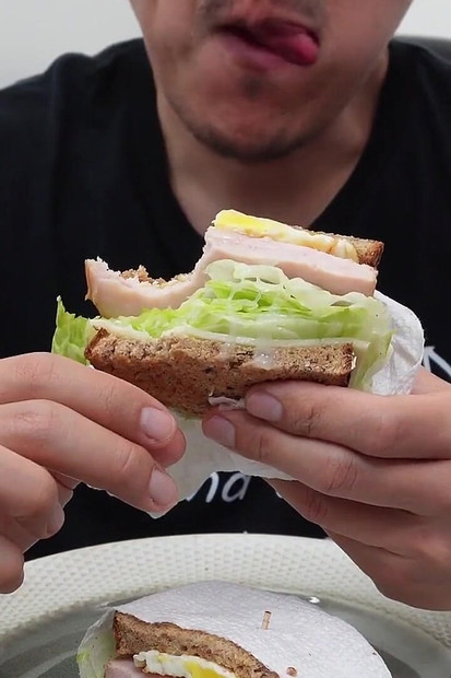 ASMR Azijski tip jede sendvič s doručkom