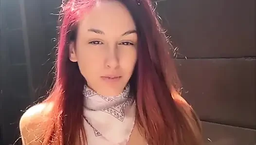 Artemisia açık havada balon sakso çekmeyi ve sigara içmeyi seviyor