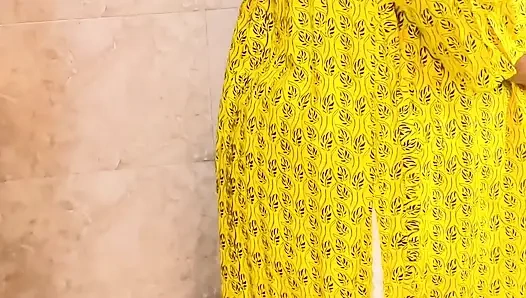 Suddenly I Fucked My Stepmother in Law While She Was Cutting Curry in the Kitchen - Desi Rough Sex