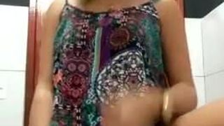 Menina amadora leva gostoso na cam