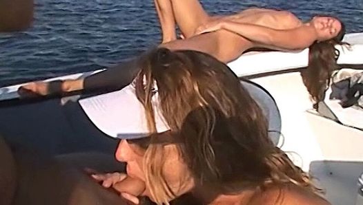 Rubia sexy se folla a su marido y novia en un barco