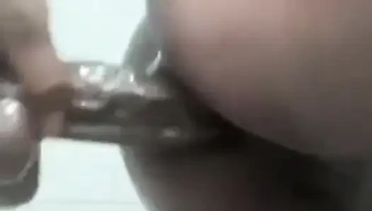 Masturbasi anal intens di kamar mandi solo