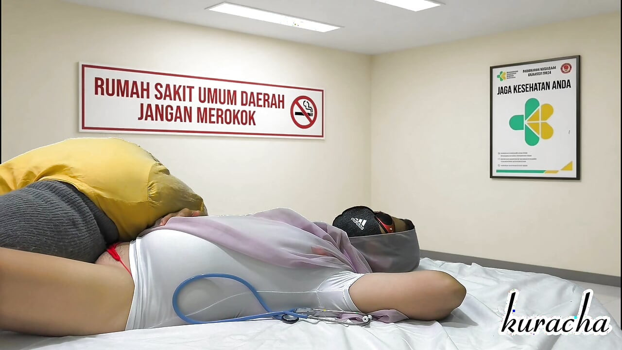 Jururawat montel panas datang ke doktor untuk mengongkeknya.