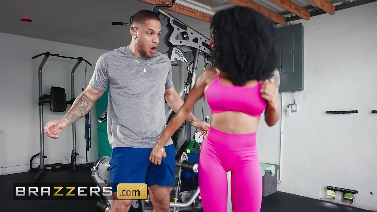 Porra, deslize dentro dessa milf Sarai Minx Brazzers