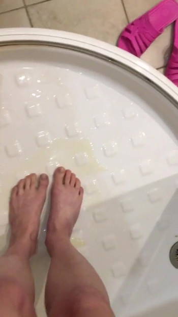 Kiefer-fallender moment von "mädchen-ZUSAMMENSTELLUNG: brünette pinkelt in ihre hand, in deinen mund, in ein glas, in der toilette, während"