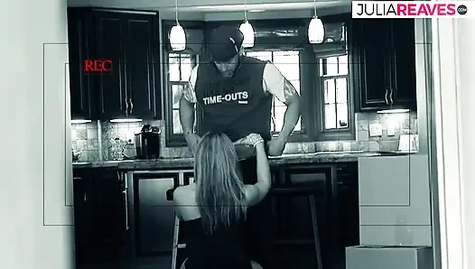 Cewek hot rambut pirang ini lagi asik nyepong kontol raksasa sebelum dientot habis-habisan sampai dicrot di dalam