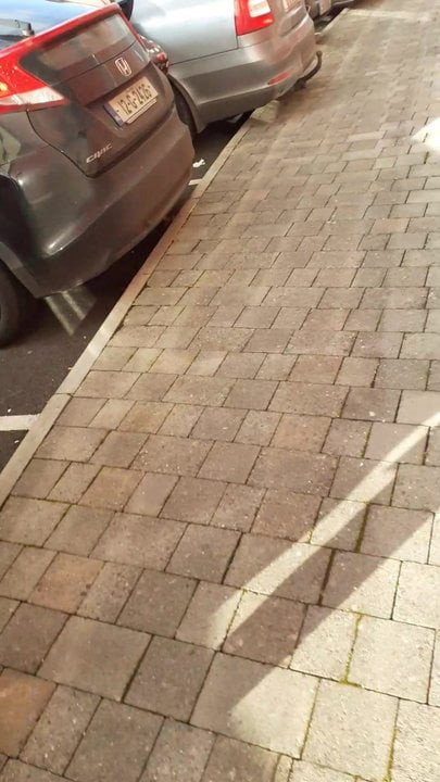 在寒冷的一天穿上软管和高跟鞋