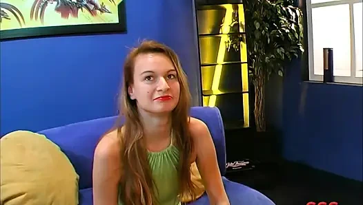 Devot Sarışın Yoğun Amcık Sikişine Ve Boşalmasına Boyun Eğiyor