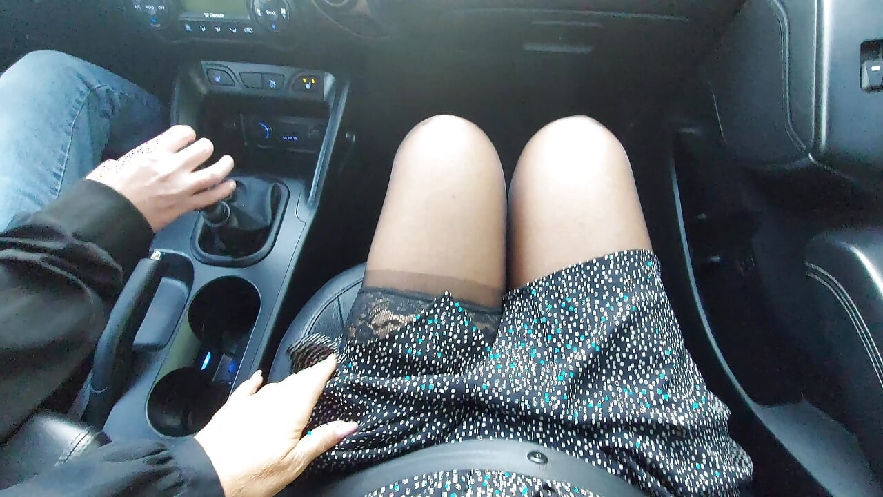 Madrastra y hijastro solos en el coche burlándose