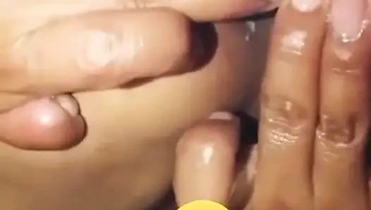 Ibu tiri dengan pantat bahenol ini ngentot pantat bahenolnya pakai timun ukuran raksasa!