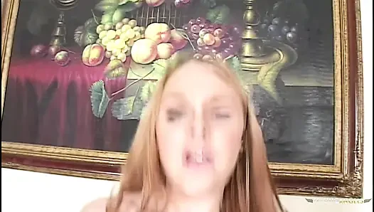Pawg Ginger yarağa biniyor ve dölleniyor