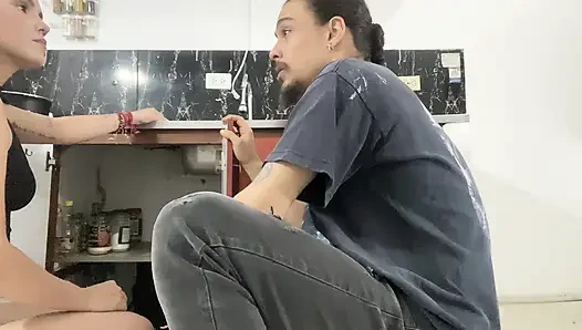 Ev Hanımı Kocasını Tesisatçı ile Aldatıyor - İngilizce Porno