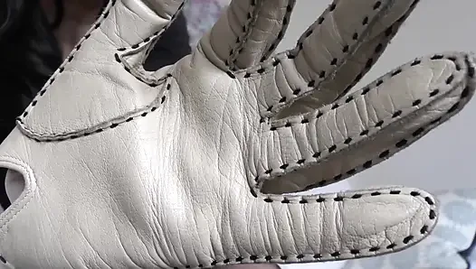 Beige Lederhandschuhe mit einem starken Leder duft im gesicht, Lady Victoria Valente