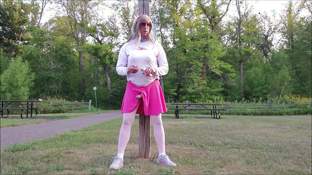 Кроссдрессер Tammy выставили на улице 2