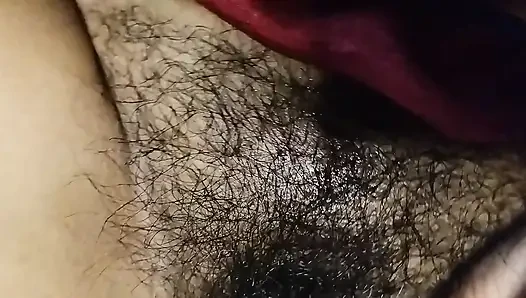 Bhabhi memasukkan mainan seks ke dalam memek dan mengambil jus memek