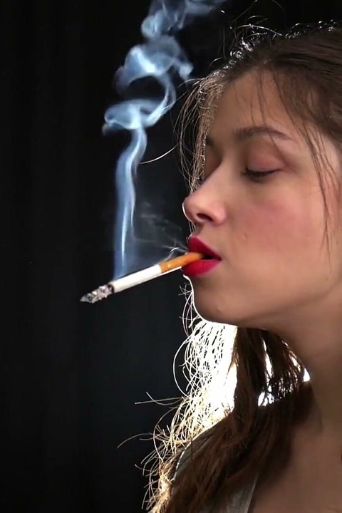 Người Nga sexy siren hút thuốc lá trêu chọc chậm