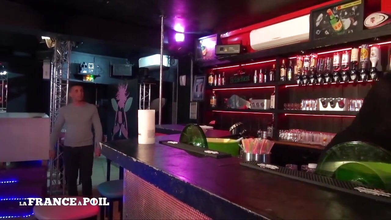 İri göğüslü olgun genç erkek avcısı barmen genç insanları sikerek ve yüzüne boşalmayla işe alıyor