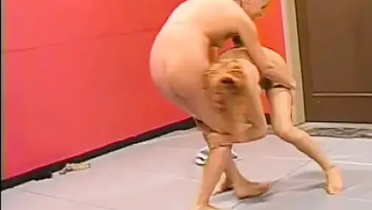 Рыжая шлюшка с большими сиськами трахает горячую крошку на ринге