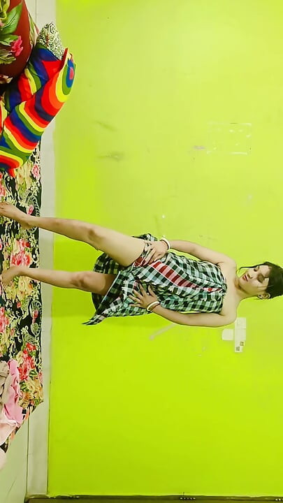 A garota está se divertindo com seu corpo.
