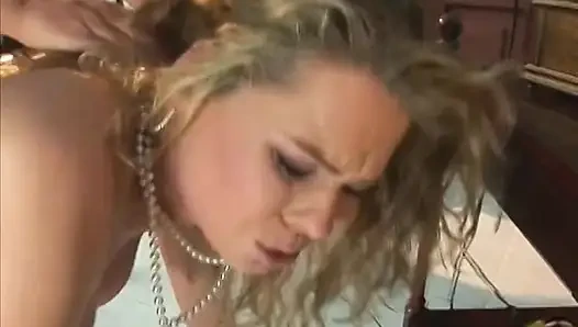 Güzel sarışın orta yaşlı seksi kadın kaslı adam tarafından sert sikildikten sonra ağzına ve dik göğüslerine büyük döl alıyor