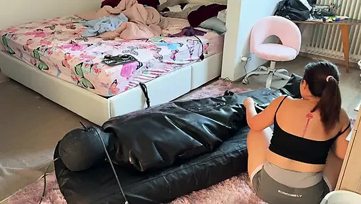 Evli kadın kocasını şişme tam vücut lateks bondaj çantasında estim ile orgazma itiyor. Kısıtlı nefes alma - ağzı tıkalı göt tıkacı