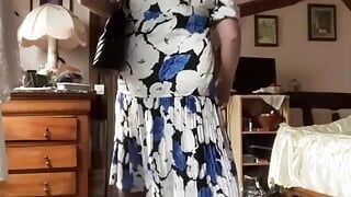 Outfit in einem bürgerlich-retro-kleid