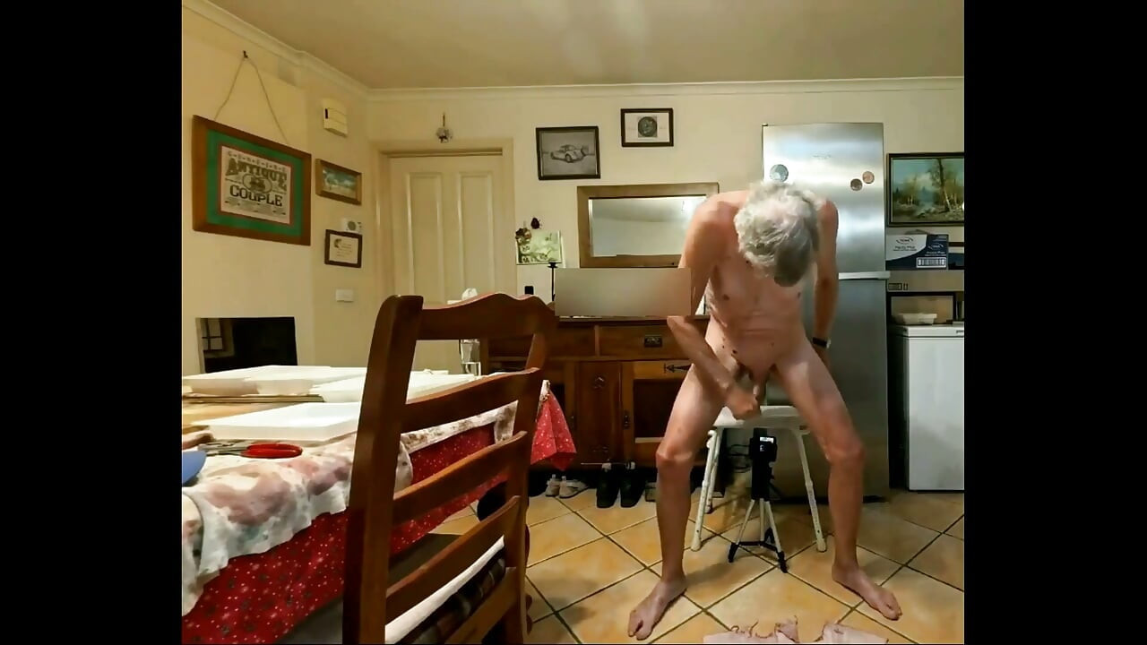 Se Divertindo na Sala de Jantar