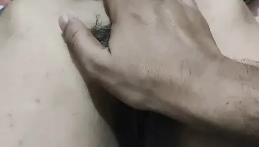 Молодая мама Молодая киска с пальцем Удовлетворенность в спальне в парне