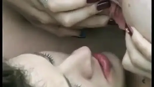 Lezbiyen düet açık havada çok ateşli.